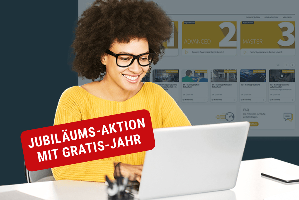 Eine Frau sitzt an einem Notebook, in einem Label steht Jubiläums-Aktion mit Gratis-Jahr