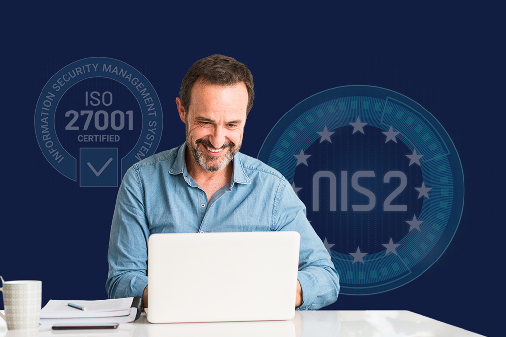 EIn Mann sitzt vor einem Laptop, im Hintergrund sind Zeichen NIS2 und ISO zu sehen.